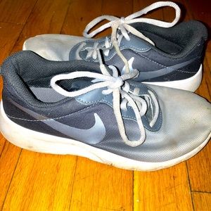 Nike youth size 2 light gray/gray